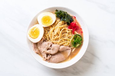 domuz eti ve yumurta - Japon tarzı ile TONKOTSU ramen erişte