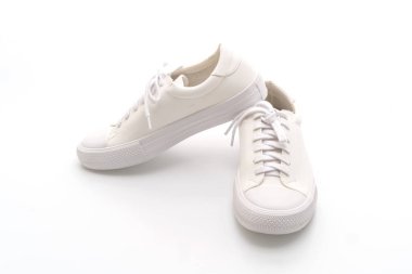 Beyaz arka planda izole edilmiş beyaz spor ayakkabılar