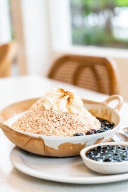 süt çay buz tıraş siyah kabarcık ve siyah çim jöle Cafe