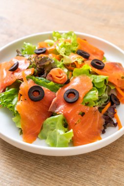 Füme somon salata - sağlıklı gıda tarzı