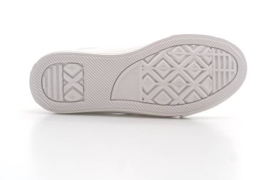 Beyaz arka planda izole edilmiş beyaz spor ayakkabılar