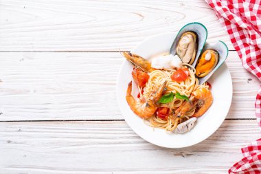 Deniz ürünleri makarna makarna midye, karides, Squis, midye ve domates - İtalyan yemeği tarzı ile