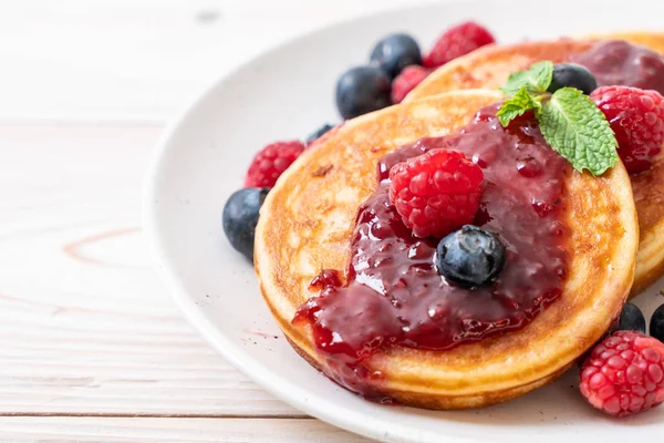 Souffle Pancake Fresh Raspberries Blueberries — Stock Photo, Image