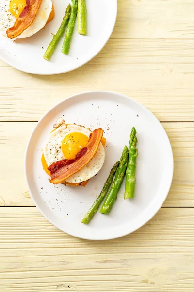 Tükörtojás Bacon Sajt Palacsinta Reggeli — Stock Fotó