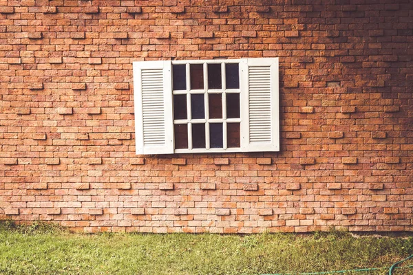 Красиве Біле Старовинне Вікно Цегляній Стіні — стокове фото