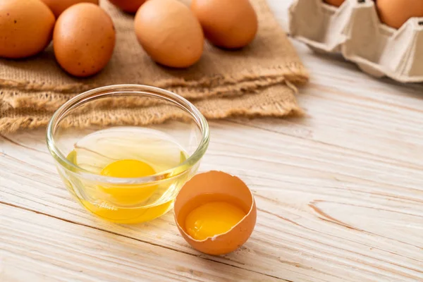 Brown Eggs Wooden Table One Broken Egg Yolk — Stock Photo, Image