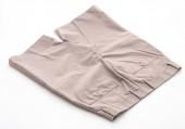 Pánské béžové krátké kalhoty izolované na bílém pozadí