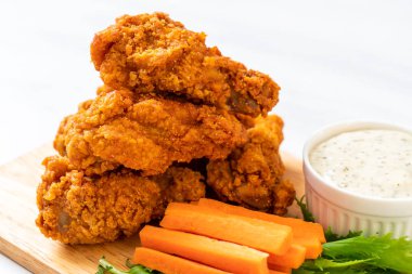 Sebzeli kızarmış tavuk kanadı.