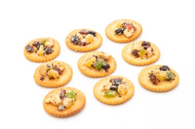 kraker bisküvi ile beyaz arka plan üzerinde izole Kuruyemiş