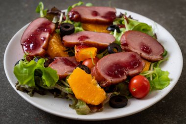 Izgara ördek göğsü sebze salatası ile