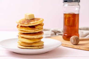 tereyağı ve bal ile krep yığını