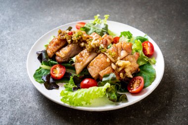 ızgara tavuk salata sebze - sağlıklı gıda tarzı ile