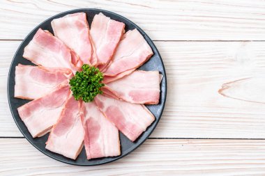 Çiğ domuz pastırma tabağa dilimlenmiş
