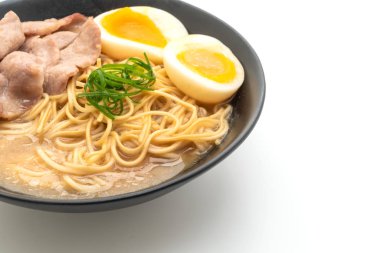 domuz eti ve yumurta beyaz arka plan üzerinde izole TONKOTSU ramen erişte