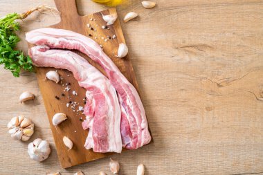 madde ile ahşap tahta üzerinde taze çiğ çizgili domuz eti