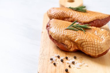 taze çiğ ördek göğsü malzemelerle ahşap tahta üzerinde