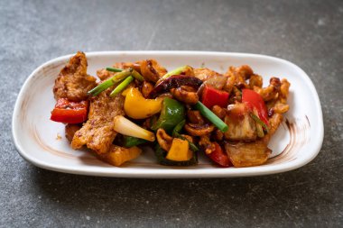 Kaju fıstığı - Asya gıda ile tavada kızartılmış tavuk