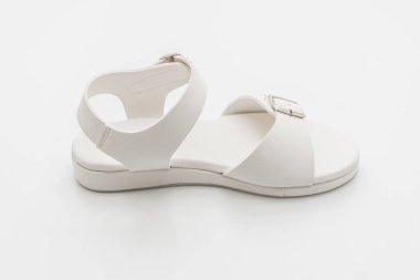 Kadınlar beyaz arka plan üzerinde izole sandalet deri