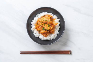 Pirinçli kimchi ve domuz kızartması. Kore usulü.