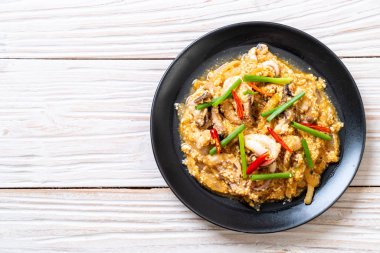 Karıştırılmış kalamar ya da tuzlu yumurtalı ahtapot - Asya deniz ürünleri tarzı