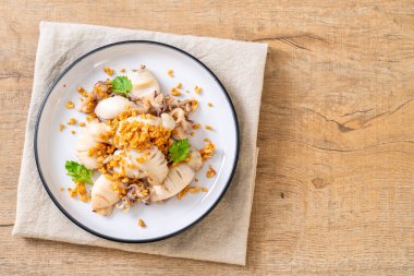 Kızarmış kalamar ya da tabakta sarımsak olan ahtapot.