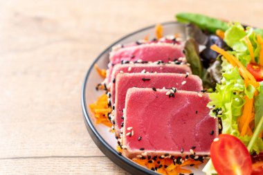 Taze ton balığı ve sebze salatası. Sağlıklı yemek.