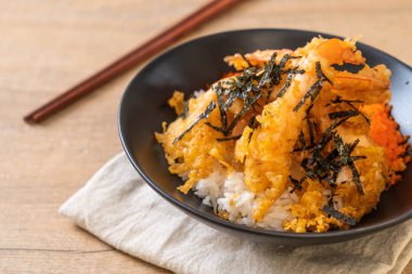 karides tempura pirinç kase karides yumurta ve yosun - Japon gıda tarzı