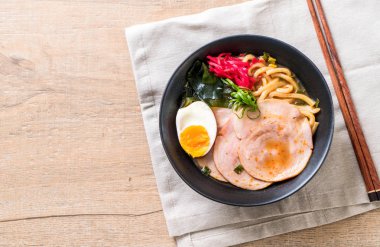 Baharatlı miso udon ramen noodle ile domuz eti - Japon gıda tarzı