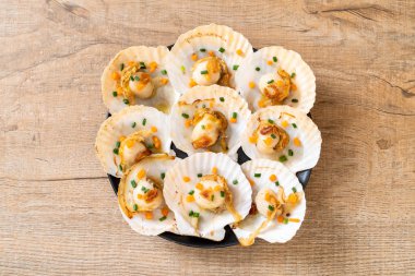 Kızarmış deniz tarağı, tereyağı ve sarımsak.