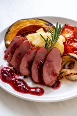 Kızarmış ördek göğsü sos, püre patates ve sebze ile