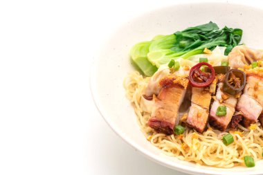 yumurta şehriye çorbası gevrek domuz yağı ve beyaz arka plan üzerinde izole Mantı