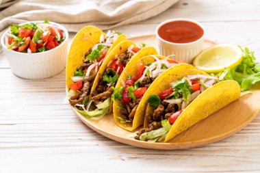 Meksika usulü et ve sebzeli taco.