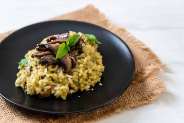 Pesto ve peynir ile ev yapımı Mantarlı Risotto