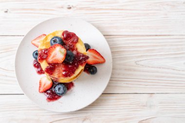 çilek, yaban mersini ve berry sos ile gözleme