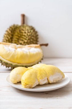 Ahşap zemin üzerinde taze Durian meyvesi