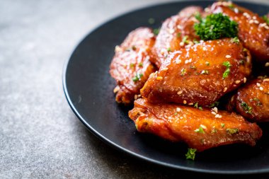 Beyaz susamlı ızgara tavuk kanadı.