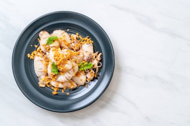 Kızarmış kalamar ya da tabakta sarımsak olan ahtapot.