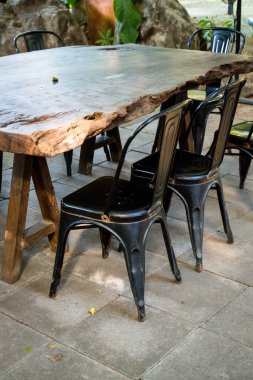 boş ahşap masa ve sandalye
