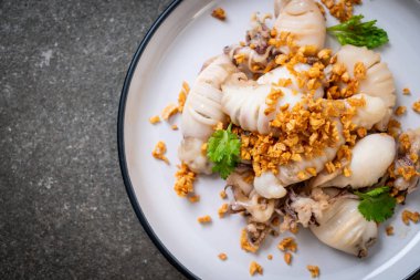 Kızarmış kalamar ya da tabakta sarımsak olan ahtapot.