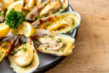 Peynirli taze midye.