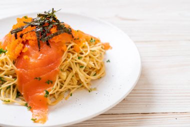 spagetti ile füme somon ve karides yumurta - füzyon gıda tarzı