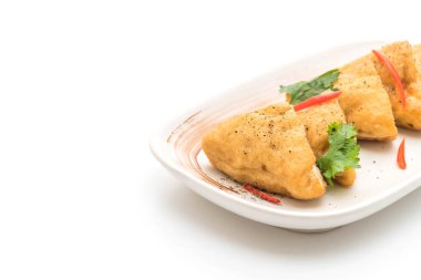 Kızarmış tofu - beyaz arka plan üzerinde izole vegan gıda