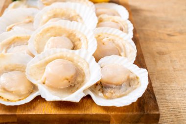 Ahşap tahta üzerinde taze kabuk tarak