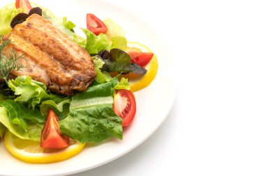 Beyaz arka plan üzerinde izole vagetable ile biftek ızgara balığı balık