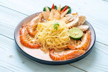 Baharatlı karides spagetti makarna (Tom Yum Goong) - İtalyan Füzyon gıda tarzı