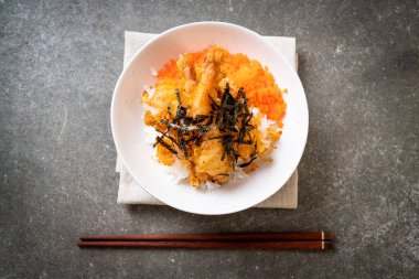 karides tempura pirinç kase karides yumurta ve yosun - Japon gıda tarzı