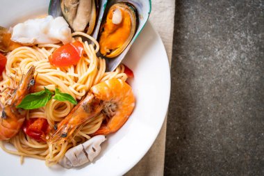 Deniz ürünleri makarna makarna midye, karides, Squis, midye ve domates - İtalyan yemeği tarzı ile