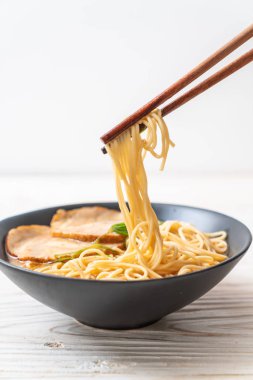 chaashu domuz eti - Japon tarzı ile TONKOTSU ramen erişte