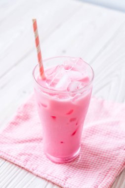 pembe çilek milkshake ahşap üzerine