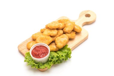 Beyaz arka plan üzerinde izole soslu tavuk nuggets